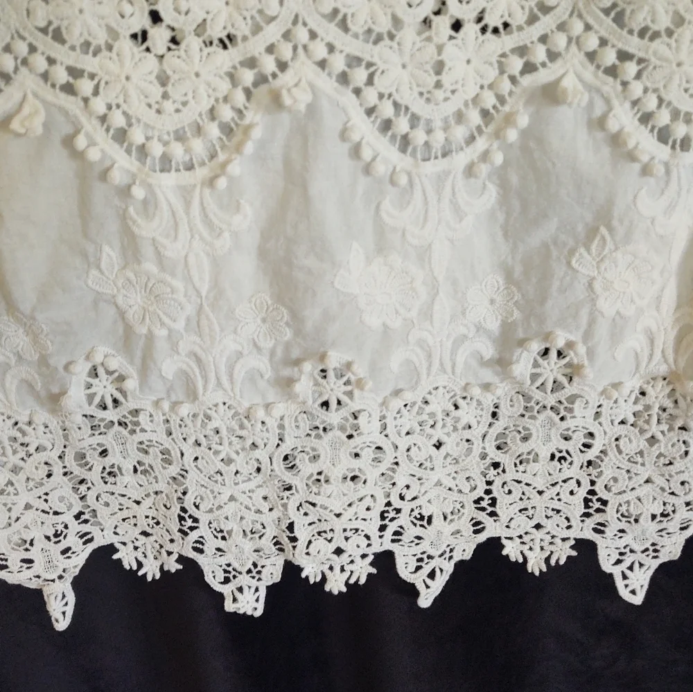 Beautiful white lace blouse - Picture 10 of 15